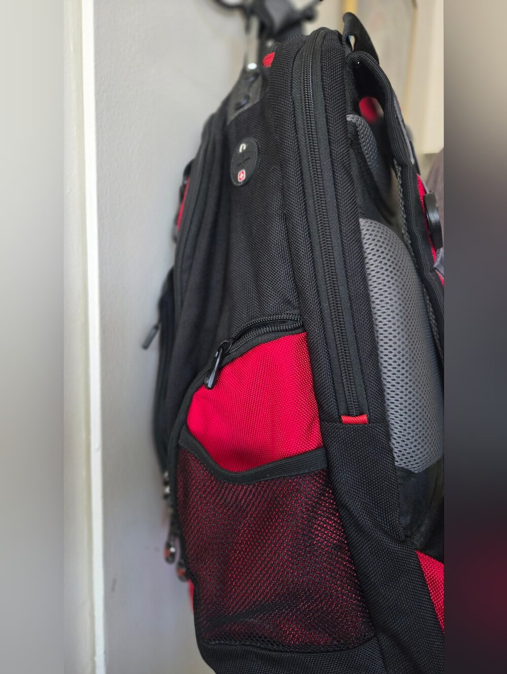 SwissGear Black & Red Men's Backpack - Durable Travel & Laptop Bag - Picture 12 of 13